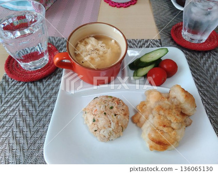 看起來很美味的午餐盤 136065130