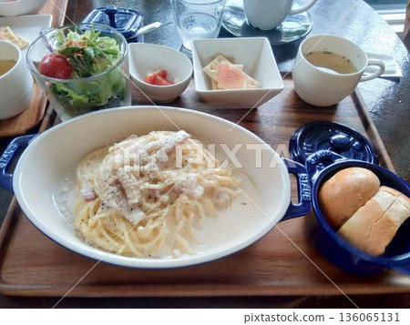 在時尚咖啡館享用卡邦尼意麵 136065131