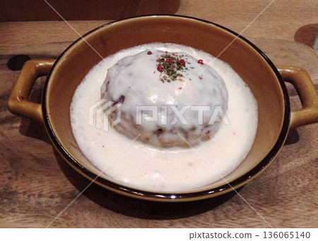 用平底鍋煎製的美味起司漢堡牛排 136065140