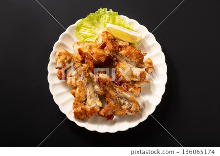 去皮後炸的雞翅 136065174