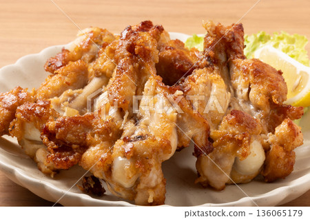 去皮後炸的雞翅 136065179