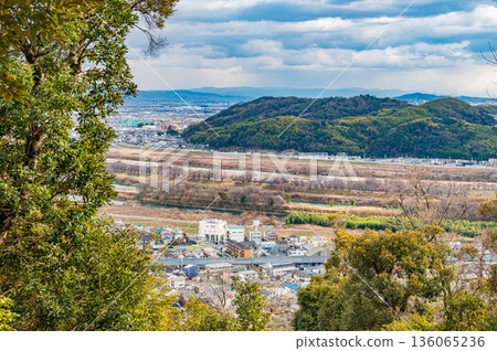 從天王山山坡上的觀景台眺望京都府乙國郡大山崎町天王山的景色 136065236