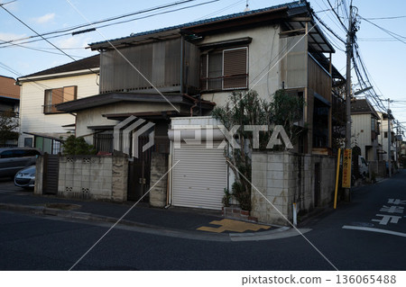 Old Japanese wooden two-story house/small house/detached house/ Old Japanese wooden two-story house/small house/detached house/ 136065488