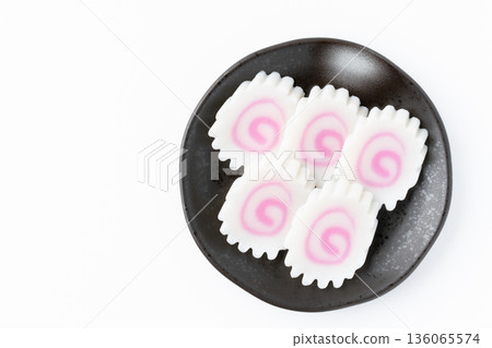 切好的鳴人捲擺放在白色背景上的盤子裡 切好的鳴人捲擺放在白色背景上的盤子裡 136065574