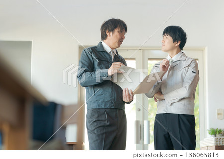 身著工作服的男人們正在開會 136065813