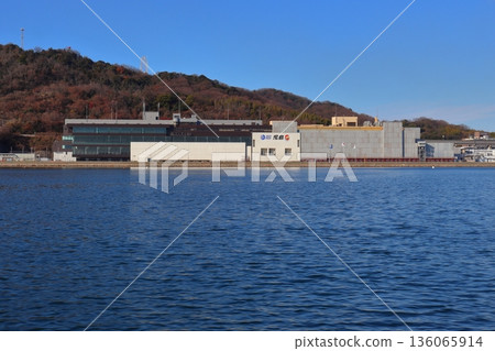 從味野灣近海眺望小島賽艇場（岡山縣倉敷市） 136065914