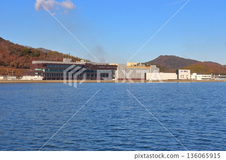 從味野灣近海眺望小島賽艇場（岡山縣倉敷市） 136065915