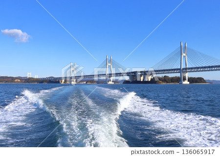 從船上駛過瀨戶大橋,可以看到橋下的景色,以及遠眺岩黑島的景色。 從船上駛過瀨戶大橋,可以看到橋下的景色,以及遠眺岩黑島的景色。 136065917