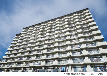 Japanese apartment complexes/apartments/condominiums/large condominiums/family condominiums under the blue sky Japanese apartment complexes/apartments/condominiums/large condominiums/family condominiums under the blue sky 136065989