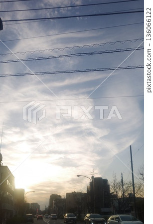 透過雲層看到的日落 透過雲層看到的日落 136066122