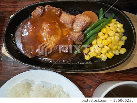 Sauteed pork with corn and green beans 136066233