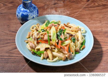 註：蒸汽為人工蒸汽。炒烏龍麵，配上大量蔬菜。 136066537