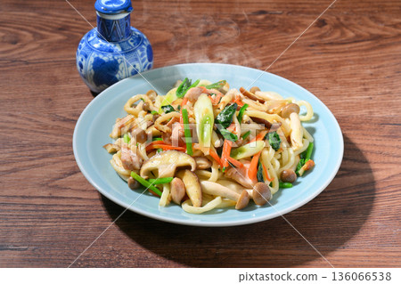 註：蒸汽為人工蒸汽。炒烏龍麵，配上大量蔬菜。 136066538