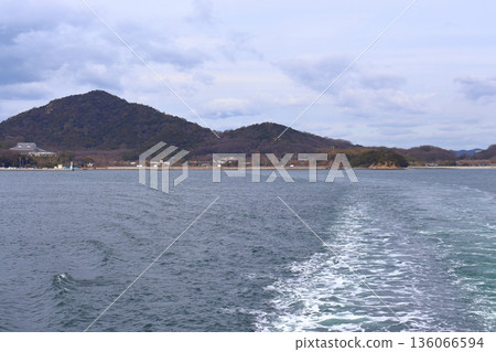 A ferry leaving the main island of the Shiwaku Islands in the Seto Inland Sea (Marugame City, Kagawa Prefecture) 136066594