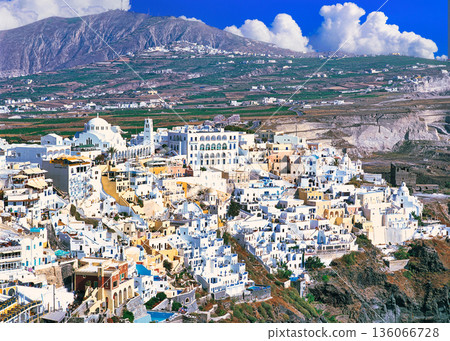桑托里島的白色城市景觀棲息在懸崖上 136066728