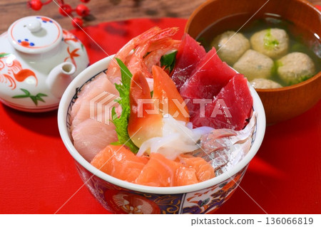 一碗海鮮,裡面裝滿了各種食材,包括鮪魚、黃尾魚、鮭魚、竹莢魚、甜蝦、海蛤和魷魚刺身。 一碗海鮮,裡面裝滿了各種食材,包括鮪魚、黃尾魚、鮭魚、竹莢魚、甜蝦、海蛤和魷魚刺身。 136066819