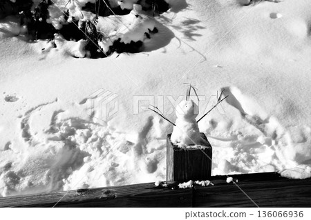 A black and white "snowman" placed on the snow-covered "Jigokudani" promenade A black and white "snowman" placed on the snow-covered "Jigokudani" promenade 136066936