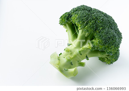 白色背景上的一顆西蘭花 白色背景上的一顆西蘭花 136066993