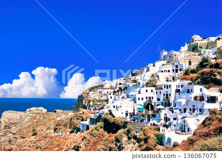 桑托里島的白色城市景觀棲息在懸崖上 136067075