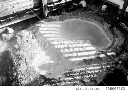 黑白照片，展現了登別地獄谷中心的「鐵泉池」間歇泉。 136067283