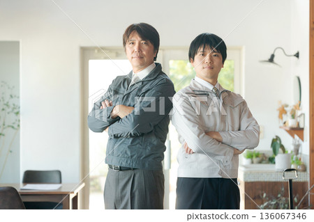 雙臂交叉工作服的男人 雙臂交叉工作服的男人 136067346