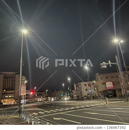夜色交會處和廣闊的天空 夜色交會處和廣闊的天空 136067392