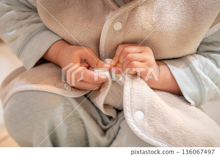 孩子正在綁睡衣釦子 136067497