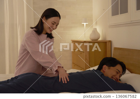 妻子在床上給丈夫按摩 136067582