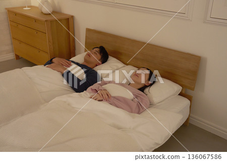 夫婦在他們的臥室睡覺 136067586