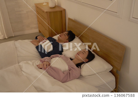 夫婦在他們的臥室睡覺 136067588
