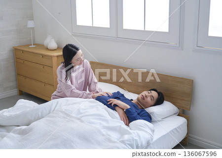 妻子早上叫醒丈夫 136067596