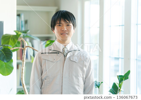 穿著工作服的年輕人 136067673