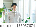 穿著工作服的年輕人 136067674