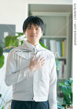 穿著工作服的年輕人 136067679