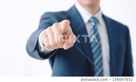 商務男士指著某物，進行安全檢查，白色背景，留白 136067852