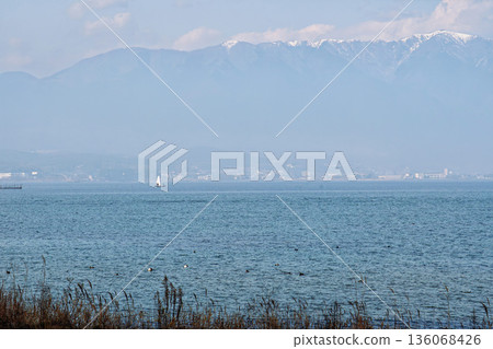 在琵琶湖上垂釣，湖面籠罩著一層薄霧，泛著黃沙的光芒，遠處是白雪皚皚的平山。 136068426