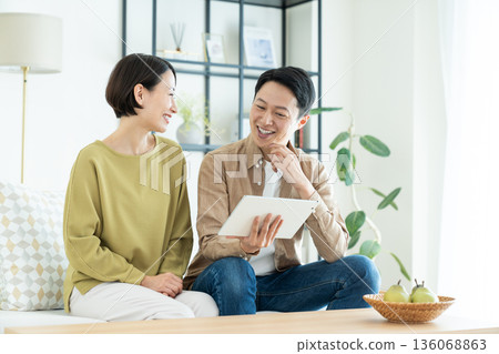 一對中年夫婦在客廳使用平板電腦 136068863