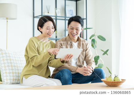 一對中年夫婦在客廳使用平板電腦 136068865