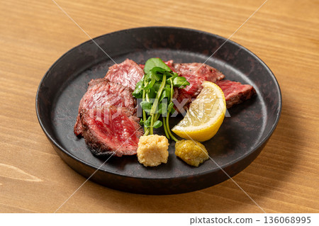 烤牛肉，一道西式主菜，低溫烹調。 136068995