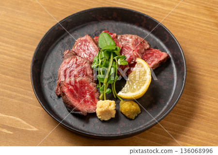 Roast beef, a Western-style main dish cooked at low temperature Roast beef, a Western-style main dish cooked at low temperature 136068996