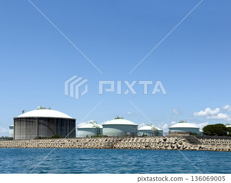 沿海一字排開的大型儲罐,以及藍天白雲下的工業景觀 沿海一字排開的大型儲罐,以及藍天白雲下的工業景觀 136069005