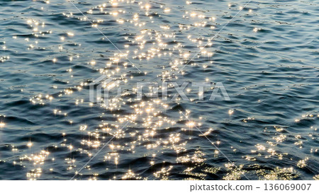 The sparkling sunlight on the sea surface 136069007