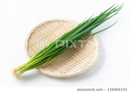 Small green onions (green onions) placed on a bamboo basket on a white background Small green onions (green onions) placed on a bamboo basket on a white background 136069103