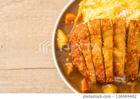 curry rice with fried pork cutlet and creamy omelet 136069402