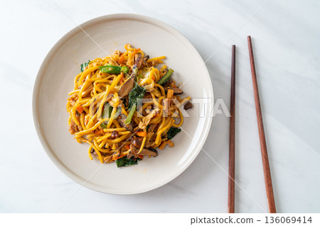 stir-fried yakisoba noodles with vegetable in vegan style 136069414