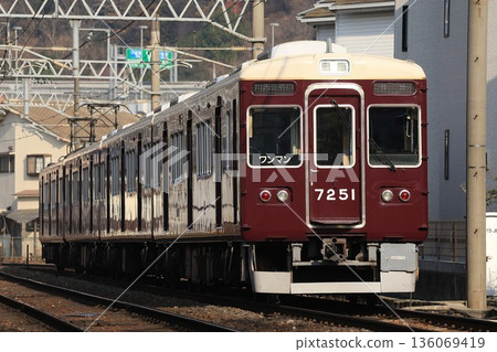 [Nose Electric Railway] 7200 series (Myoken Line: Kinunobebashi to Kawanishi Noseguchi) 136069419
