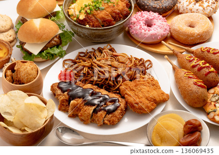 Examples of high-calorie dishes that may cause lifestyle-related diseases (fried foods) Examples of high-calorie dishes that may cause lifestyle-related diseases (fried foods) 136069435