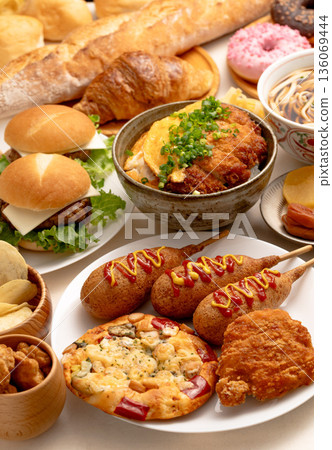 Examples of high-calorie dishes that may cause lifestyle-related diseases (fried foods) Examples of high-calorie dishes that may cause lifestyle-related diseases (fried foods) 136069444