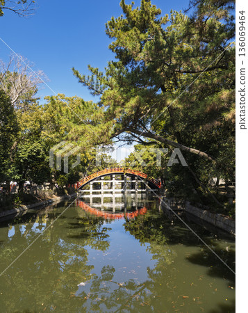 朱紅色的湖水倒映在水面上，景色美不勝收！住在吉大社的雙橋 136069464