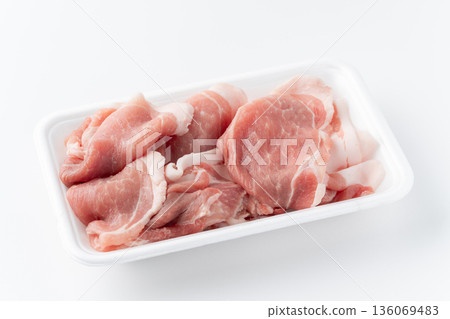 白色背景上的食品托盤裡裝著生豬腿肉碎 136069483